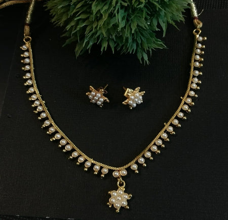 Simple pearl necklace