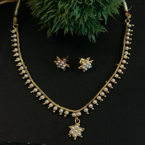 Simple pearl necklace