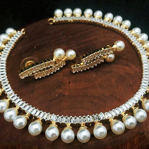 Classic white choker neckpiece