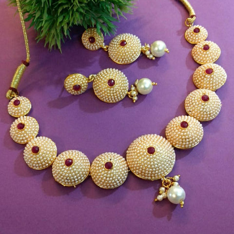 Elegant beads collar necklace