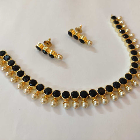 Stunning black stone neckpiece